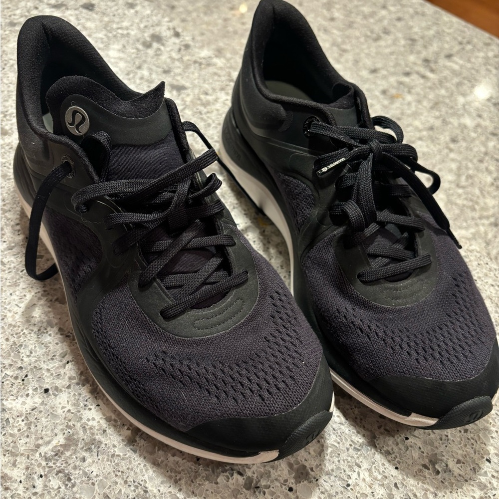 Lululemon women’s tennis shoes size 10